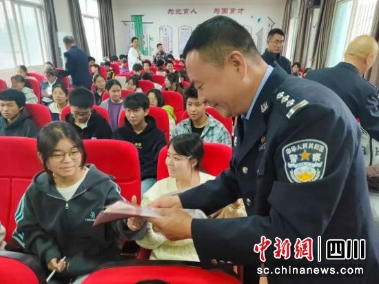 禁毒宣传进校园。四川省戒毒管理局供图 禁毒宣传进校园。四川省戒毒管理局供图