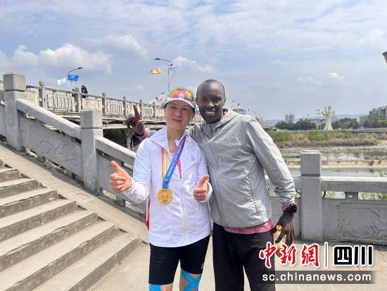 零售客户王祥蓉(左)和国外选手合影留念。江油市烟草专卖局供图 零售客户王祥蓉(左)和国外选手合影留念。江油市烟草专卖局供图
