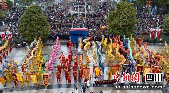 龙舞闹元宵活动。泸州市文化广播电视和旅游局供图 龙舞闹元宵活动。泸州市文化广播电视和旅游局供图