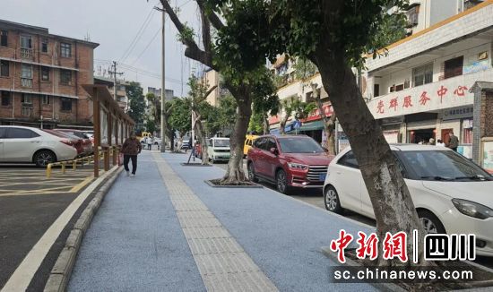 改造后的人行道。贡井融媒 供图 改造后的人行道。贡井融媒 供图