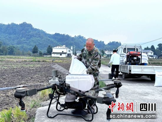 种植户使用无人机进行播种撒肥。洪雅融媒供图 种植户使用无人机进行播种撒肥。洪雅融媒供图