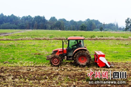 农机播种示范现场。肖蒙 摄 农机播种示范现场。肖蒙 摄