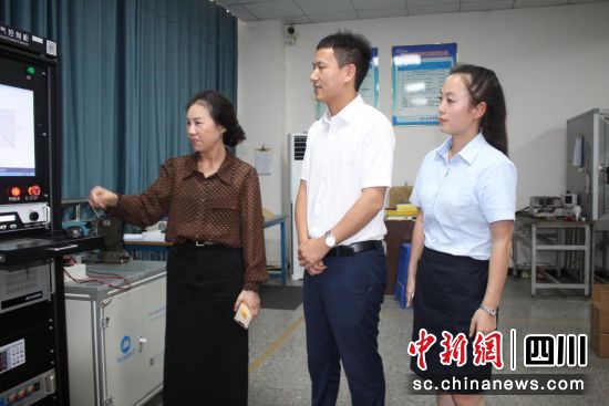 邮储银行达州市渠县支行工作人员深入“专精特新”企业。邮储银行达州市渠县支行供图 邮储银行达州市渠县支行工作人员深入“专精特新”企业。邮储银行达州市渠县支行供图