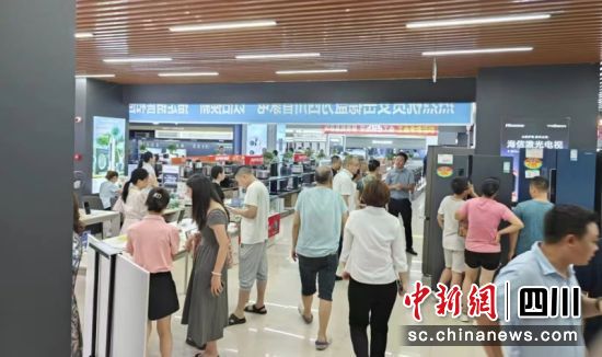商城内部换购氛围火热。 安岳县商务和经济合作局 供图 商城内部换购氛围火热。 安岳县商务和经济合作局 供图