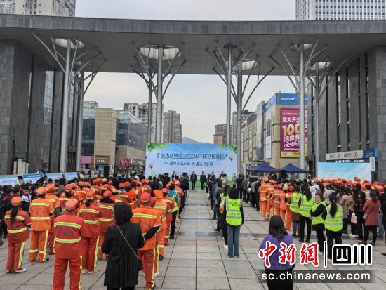 广元市利州区“环卫开放日”启动仪式现场。苗志勇 摄 广元市利州区“环卫开放日”启动仪式现场。苗志勇 摄
