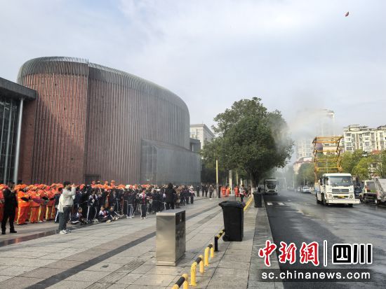 环卫作业车辆工作演示现场。苗志勇 摄 环卫作业车辆工作演示现场。苗志勇 摄