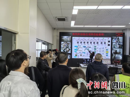 市民代表走进垃圾处理企业了解垃圾处理流程。苗志勇 摄 市民代表走进垃圾处理企业了解垃圾处理流程。苗志勇 摄