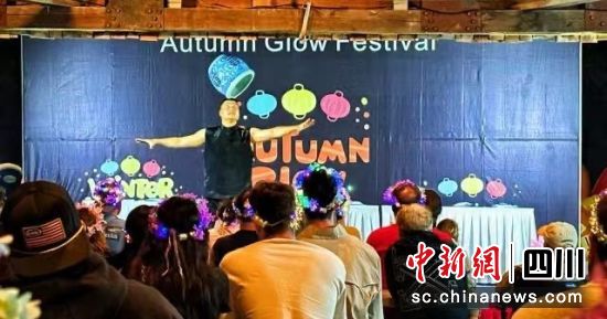 自贡杂技团在海外表演资料图。 自贡杂技团供图 自贡杂技团在海外表演资料图。 自贡杂技团供图