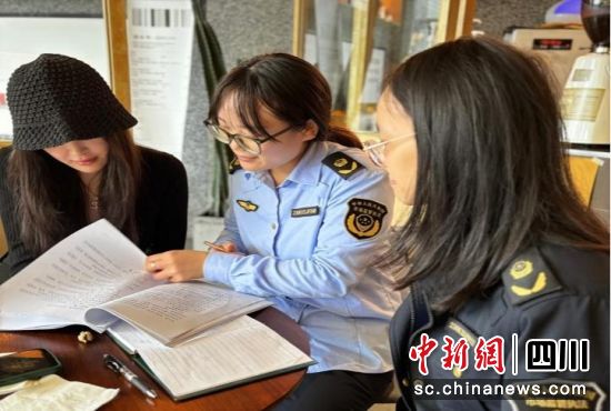 工作人员讲解政策资料。 绵阳科技城新区供图 工作人员讲解政策资料。 绵阳科技城新区供图