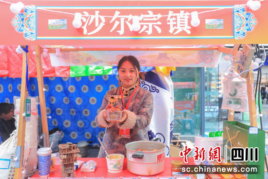 旅游文化美食节现场。马尔康市委宣传部供图 旅游文化美食节现场。马尔康市委宣传部供图