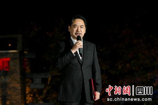 国家一级演员刘劲作阿坝州十大品牌发布。记者安源 摄 国家一级演员刘劲作阿坝州十大品牌发布。记者安源 摄