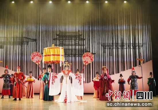 西宁市原创舞蹈诗剧《河湟》在成都精彩上演。西宁市文旅广电局供图 西宁市原创舞蹈诗剧《河湟》在成都精彩上演。西宁市文旅广电局供图