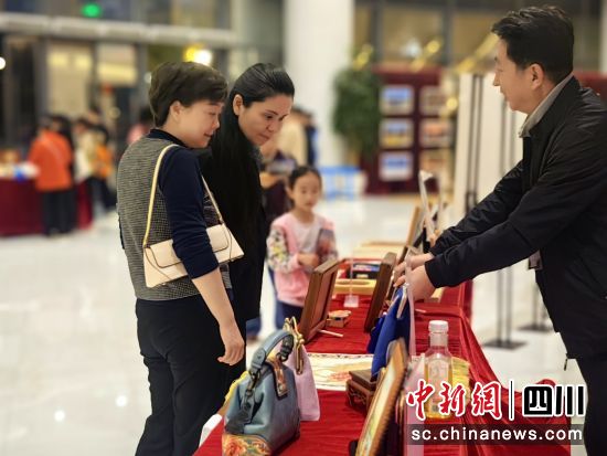 活动现场,非遗文创展区吸引成都市民纷纷驻足观看。西宁市文旅广电局供图 活动现场,非遗文创展区吸引成都市民纷纷驻足观看。西宁市文旅广电局供图