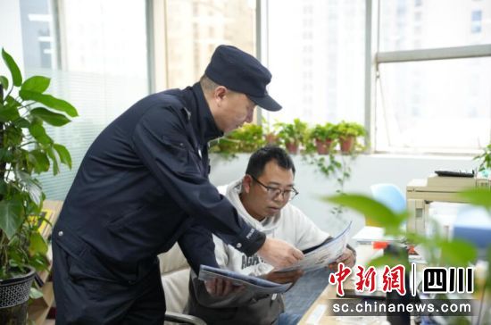 向企业员工宣讲防范经济犯罪相关知识。 杨勇 摄 向企业员工宣讲防范经济犯罪相关知识。 杨勇 摄