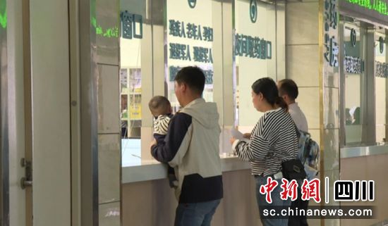 新生儿“落地即参保”。石棉融媒 供图 新生儿“落地即参保”。石棉融媒 供图