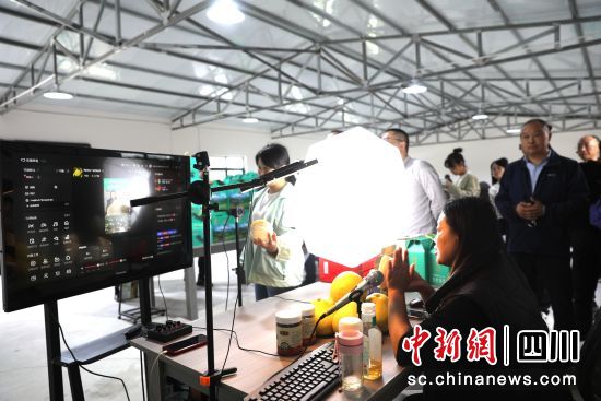 南部特色农业产业电商直播基地。高林阳 摄 南部特色农业产业电商直播基地。高林阳 摄