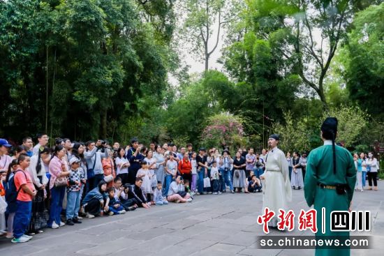 国庆期间的杜甫草堂,游客观看景区情景表演。四川省文化和旅游厅 供图 国庆期间的杜甫草堂,游客观看景区情景表演。四川省文化和旅游厅 供图