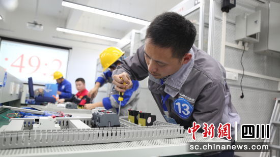 参赛选手进行实操比赛。丁俊皓 摄 参赛选手进行实操比赛。丁俊皓 摄