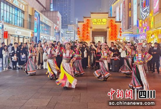 街头路演吸引市民驻足观看。 平武县委宣传部供图 街头路演吸引市民驻足观看。 平武县委宣传部供图