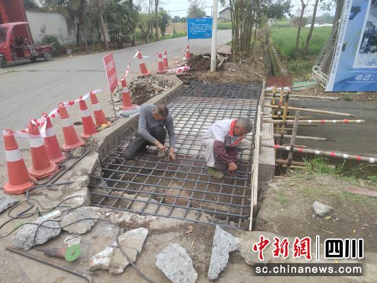 工人们正在对桥面进行施工改造。 旌阳区孝感街道供图 工人们正在对桥面进行施工改造。 旌阳区孝感街道供图