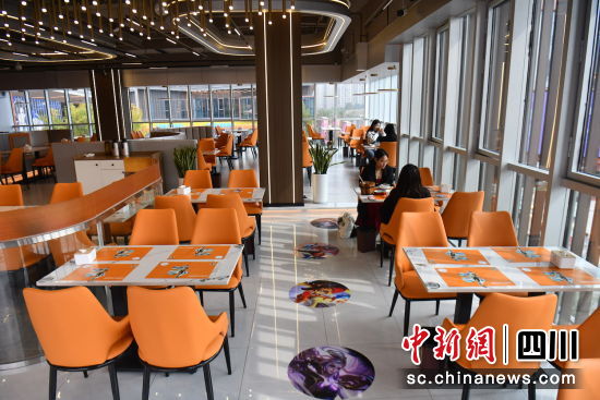 西南地区首家电竞主题餐厅亮相成都。张浪 摄 西南地区首家电竞主题餐厅亮相成都。张浪 摄