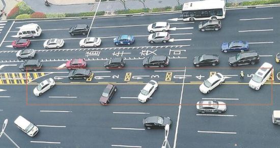 成都交警在武侯大道与聚福路交叉路口启用“多车位串联掉头”新型通道,缓解路口拥堵 成都交警在武侯大道与聚福路交叉路口启用“多车位串联掉头”新型通道,缓解路口拥堵