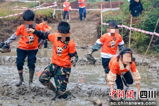 孩子们正在开心比赛。蜀南文旅集团供图 孩子们正在开心比赛。蜀南文旅集团供图