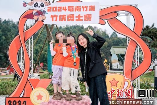 一起合影。蜀南文旅集团 供图 一起合影。蜀南文旅集团 供图