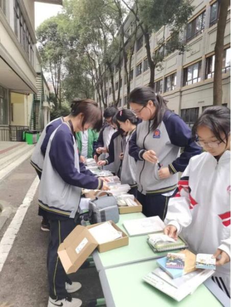 “容膝斋”在校园组织义卖 “容膝斋”在校园组织义卖