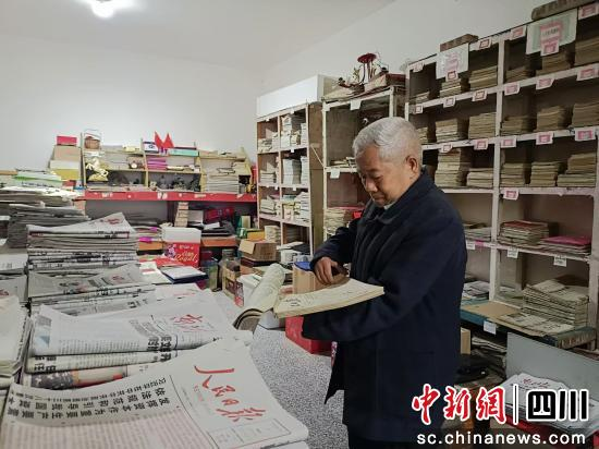 彭宗坤老人在整理报纸。 高林阳 摄 彭宗坤老人在整理报纸。 高林阳 摄