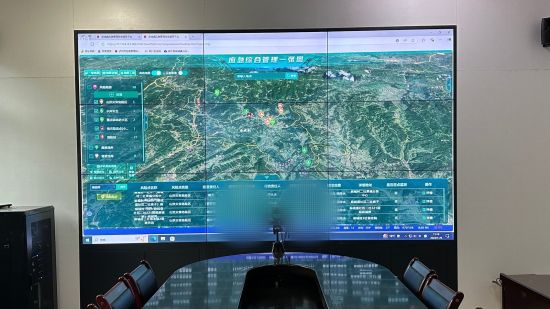 在泸州市叙永县麻城镇的应急管理办公室,各类风险点位和相应责任人在指挥大屏上一目了然。 在泸州市叙永县麻城镇的应急管理办公室,各类风险点位和相应责任人在指挥大屏上一目了然。