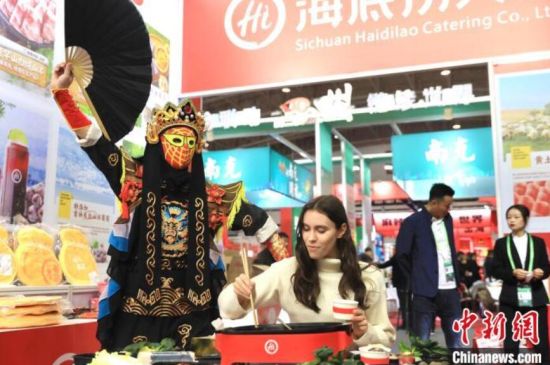 观众在川渝火锅产业供应链展区品鉴火锅。 王磊 摄 观众在川渝火锅产业供应链展区品鉴火锅。 王磊 摄