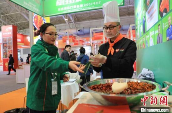 火锅企业工作人员现场准备火锅锅底。 王磊 摄 火锅企业工作人员现场准备火锅锅底。 王磊 摄
