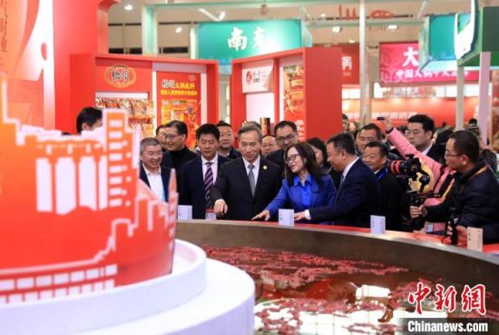 中国贸促会会长任鸿斌一行27日下午来到第二届链博会川渝火锅产业供应链展区巡展调研,图为任鸿斌一行参观现场一口直径6米的超大火锅。 王磊 摄 中国贸促会会长任鸿斌一行27日下午来到第二届链博会川渝火锅产业供应链展区巡展调研,图为任鸿斌一行参观现场一口直径6米的超大火锅。 王磊 摄