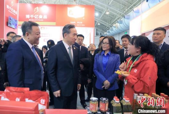 中国贸促会会长任鸿斌一行27日下午来到第二届链博会川渝火锅产业供应链展区巡展调研,图为任鸿斌(前排左二)与企业代表交流。 王磊 摄 中国贸促会会长任鸿斌一行27日下午来到第二届链博会川渝火锅产业供应链展区巡展调研,图为任鸿斌(前排左二)与企业代表交流。 王磊 摄
