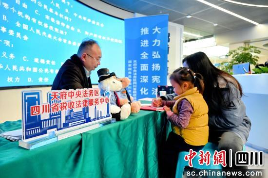 图为市民积极参与答题活动。四川天府新区税务局供图 图为市民积极参与答题活动。四川天府新区税务局供图