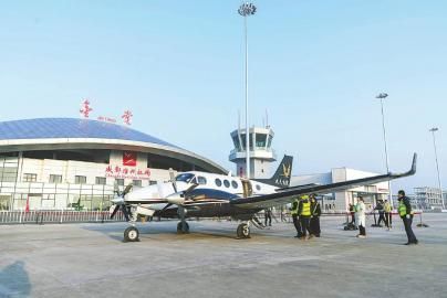 首航班机比奇空中国王C90在成都淮州机场等候旅客登机。 四川日报全媒体记者 黄潇 摄 首航班机比奇空中国王C90在成都淮州机场等候旅客登机。 四川日报全媒体记者 黄潇 摄