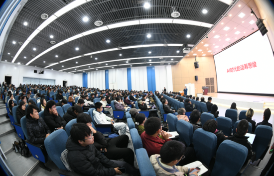 现场观众认真听课 现场观众认真听课