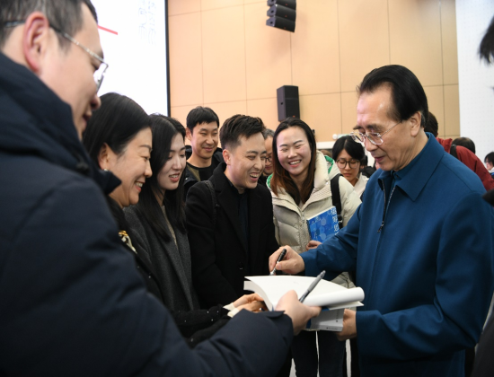 与学生交流互动 与学生交流互动