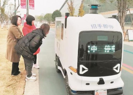 无人自动售卖车。 无人自动售卖车。