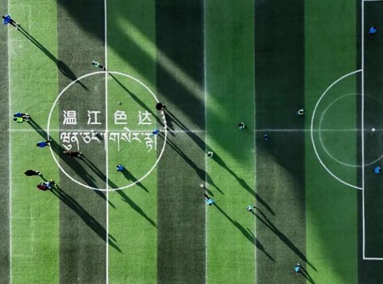 红星女足队员在操场上训练。新华社记者 王曦 摄 红星女足队员在操场上训练。新华社记者 王曦 摄