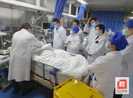 自贡医疗帮扶队队员熊显建正在查房 自贡医疗帮扶队队员熊显建正在查房
