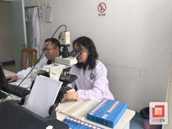自贡医疗帮扶队队员余玲正在看病理切片 自贡医疗帮扶队队员余玲正在看病理切片