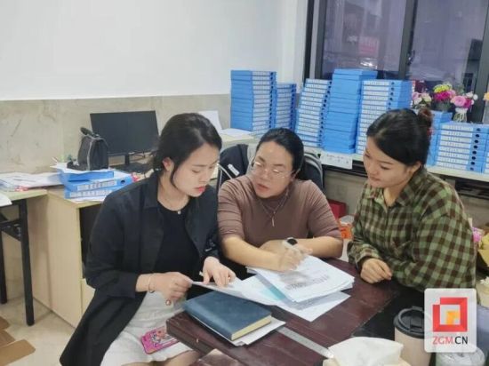 自贡医疗帮扶队队员邓梅在制定帮带计划 自贡医疗帮扶队队员邓梅在制定帮带计划