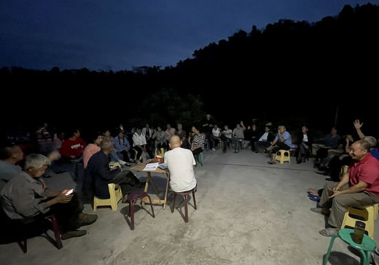 村民坝坝会讨论土地流转(资料图片) 村民坝坝会讨论土地流转(资料图片)