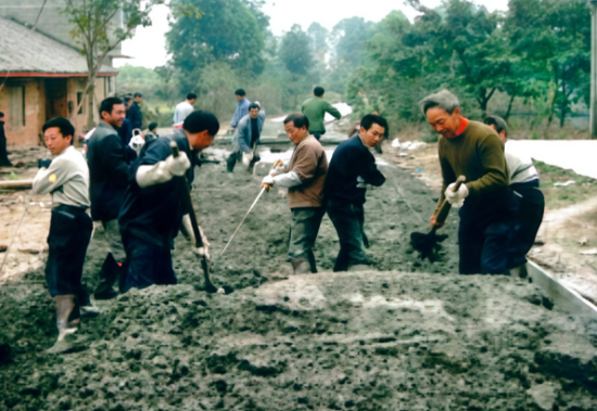 20世纪80年代,眉山县修路场景。眉山市党史和地方志编纂中心供图 20世纪80年代,眉山县修路场景。眉山市党史和地方志编纂中心供图
