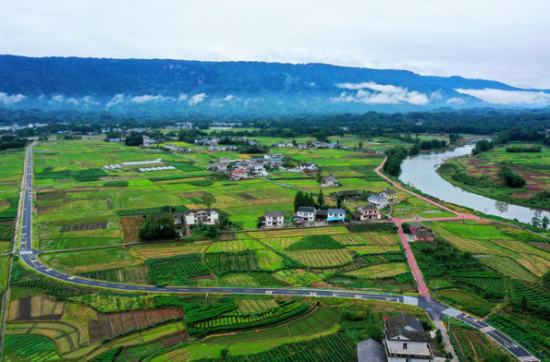 眉山市洪雅县柳江镇雅韵花溪旅游路。眉山市交通运输局供图 眉山市洪雅县柳江镇雅韵花溪旅游路。眉山市交通运输局供图