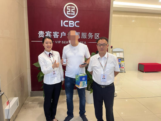 图:工商银行工作人员为外籍人士发放“卡码通” 图:工商银行工作人员为外籍人士发放“卡码通”