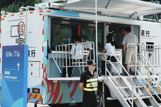 图:工商银行流动银行车 图:工商银行流动银行车
