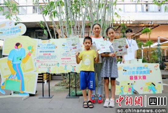 “趣味定向越野挑战赛”活动现场。郑栋梁摄 “趣味定向越野挑战赛”活动现场。郑栋梁摄